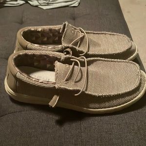 Hey Dude size 9 mens barely worn, good shape.